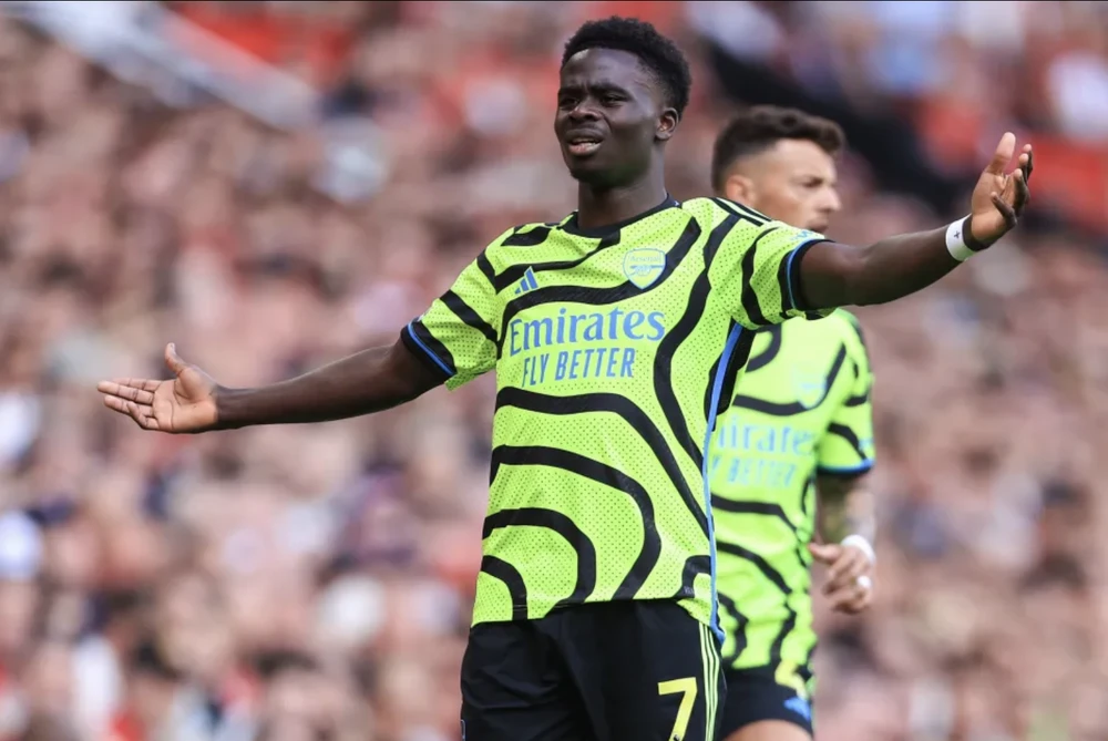 MU bố trí rất nhiều cầu thủ để ngăn chặn Saka. ẢNH: GETTY SAKA-ARSENAL.png
