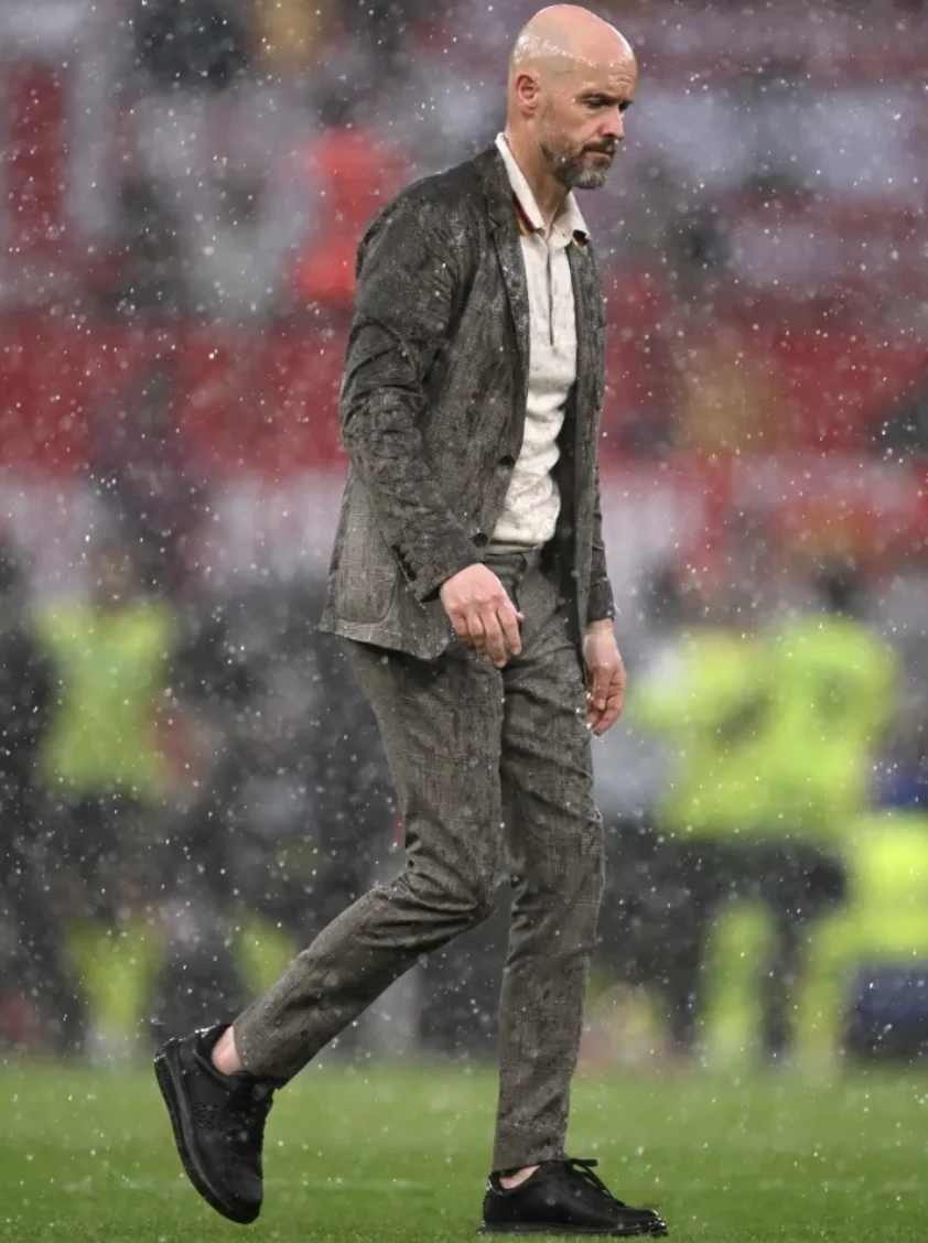 Erik Ten Hag ướt sũng trong "cơn bão" tại Old Trafford. ẢNH: GETTY TEN-HAG-MU.png