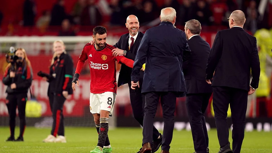 Ten Hag kéo Bruno Fernandes ra khỏi cuộc phỏng vấn. ẢNH: PA mu-ten-hag-bruno-fernandes.jpg
