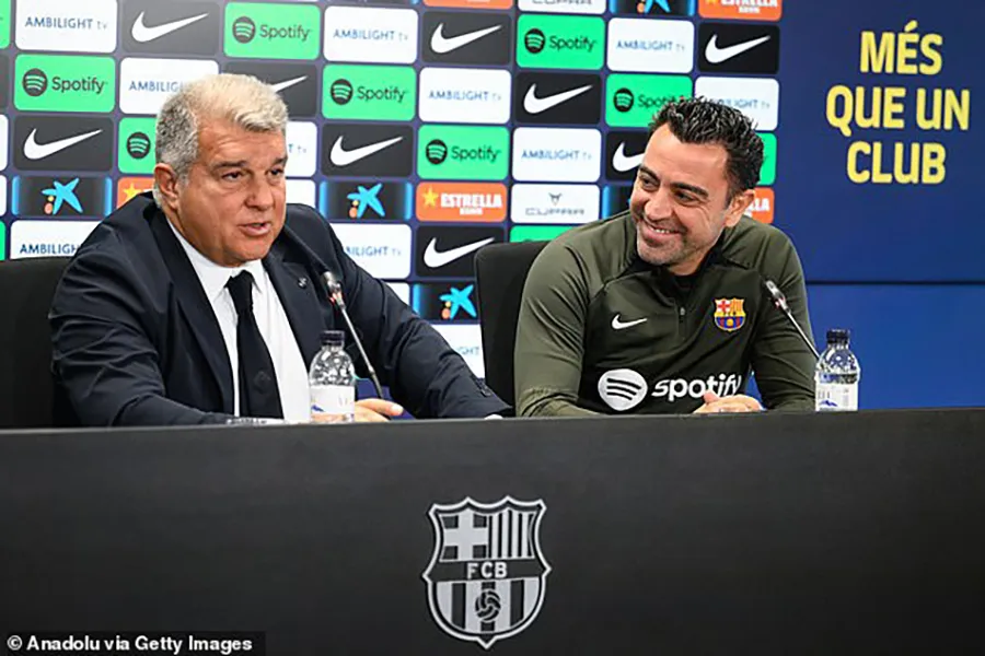 Joan Laporta có ý định sa thải Xavi. ẢNH: GETTY barcelona-laporta-xavi.jpg
