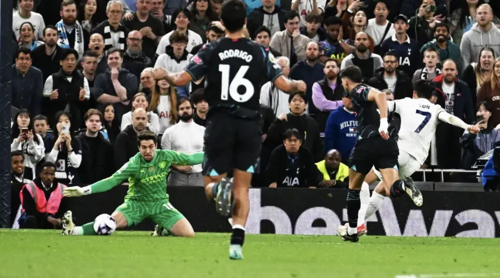 Pha bỏ lỡ cả mùa giải của Son Heung-min định đoạt danh hiệu Premier League mùa này. ẢNH: ALAMY son-heung-min-tottenham-arsenal.png