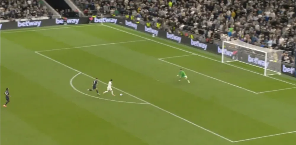 Son Heung-min đối mặt với thủ môn Man City nhưng không thể ghi bàn. ẢNH: SKY SPORTS tottenham-son-heung-min.png