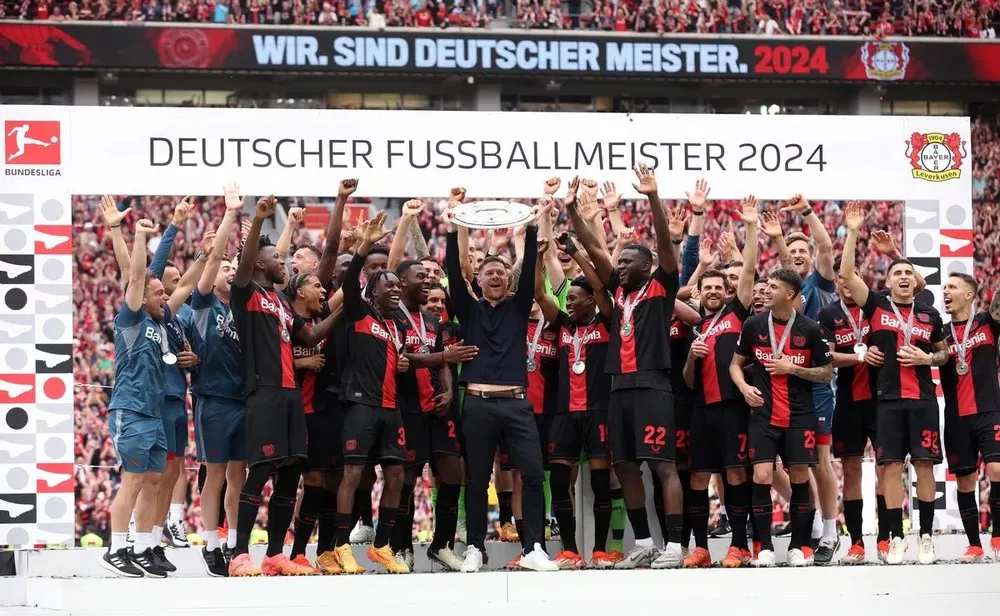 Bayer Leverkusen nâng cao chức vô địch Bundesliga. ẢNH: GETTY bayer leverkusen