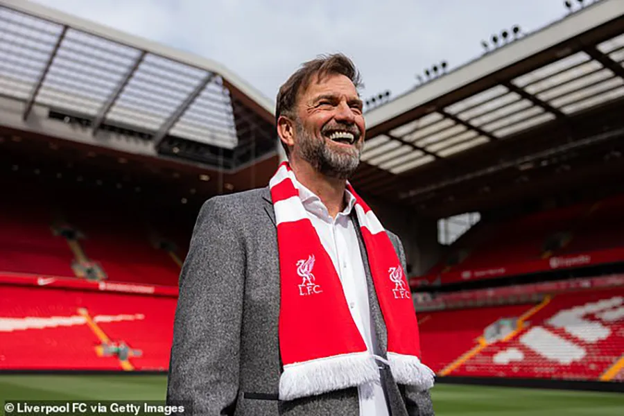Klopp tươi cười trong sân Anfield huyền thoại. ẢNH: GETTY jurgen-klopp.jpg