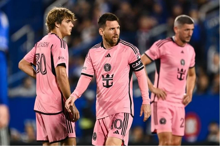 Messi và các đồng đội gặp khó khăn trước DC United. Ảnh: Sportkeeda messi-inter-miami.jpg