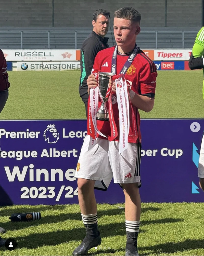 Kai Rooney ôm chiếc cúp vô địch của đội trẻ MU. ẢNH: INSTAGRAM KAI ROONEY mu-kai-rooney.png