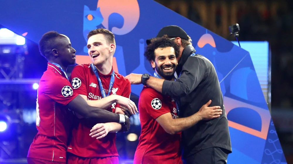 Salah đã gửi lời chia tay chân thành đến Klopp. ẢNH: GETTY salah-klopp-liverpool.jpeg