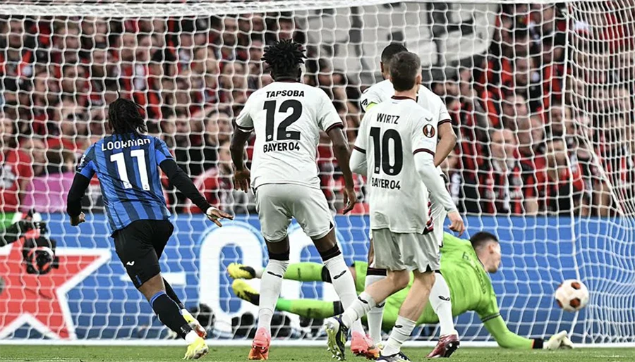 Ademola Lookman ghi cả ba bàn thắng cho Atalanta. ẢNH: UEFA atalanta-vo-dich-europa-league.png