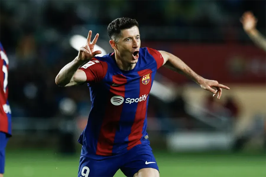 Robert Lewandowski hiện đang chơi cho Barcelona trong giai đoạn cuối sự nghiệp. ẢNH: REX barcelona-robert-lewandowski.png