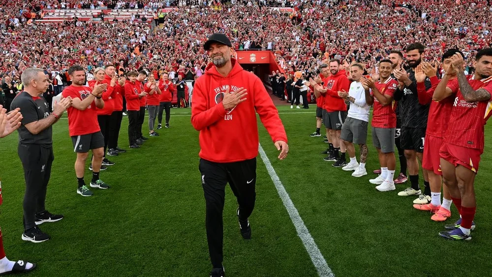 Jurgen Klopp đi giữa hai hàng "danh dự" trong lễ chia tay Liverpool. ẢNH: GETTY klopp-liverpool.jpg