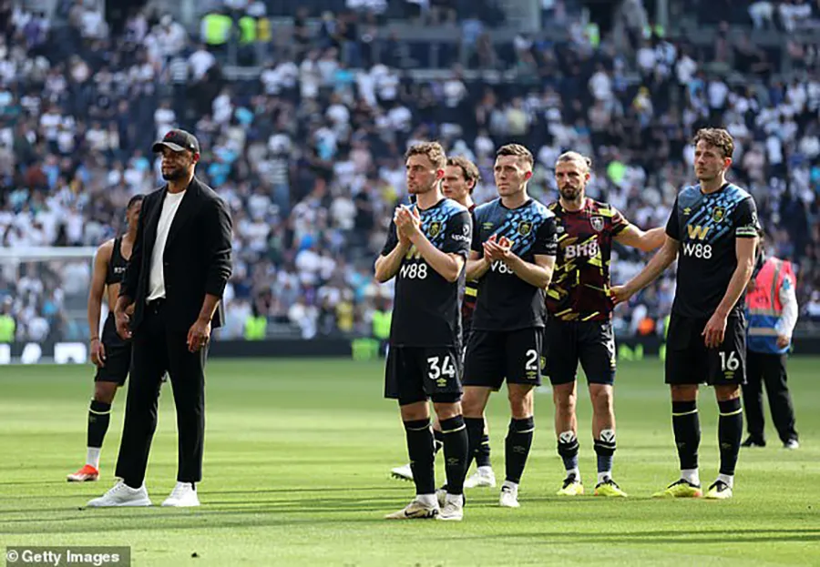 Kompany xuống hạng cùng Burnley sau khi đội kết thúc mùa giải ở vị trí thứ 19 trên bảng xếp hạng Premier League. kompany-burnley.jpg