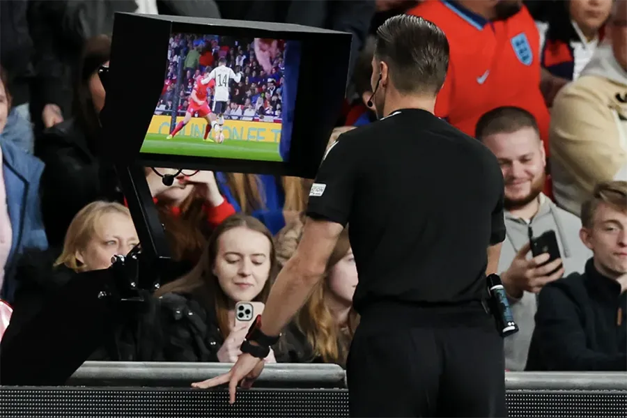Liệu VAR có bị loại bỏ tại Euro 2024? ẢNH: THE TIMES uefa-var.png