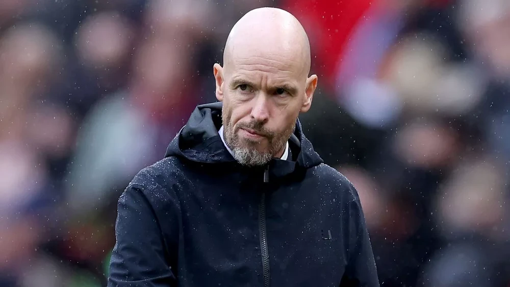 Tờ Mirror giật tít chua chát: "Ten Hag như xác chết biết đi". ẢNH: GETTY manchester united, ten hag