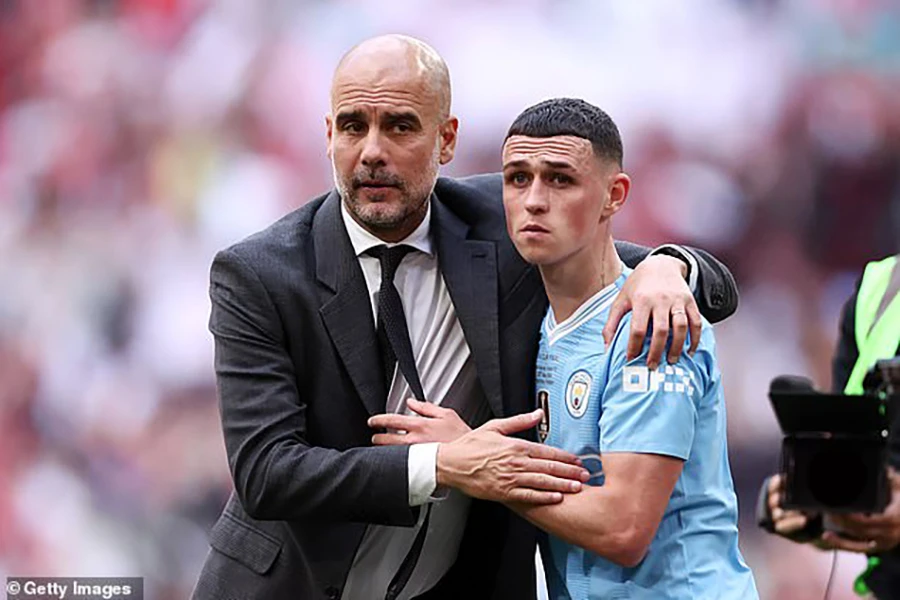 Pep Guardiola an ủi các cầu thủ Man City. ẢNH: GETTY man-city-pep-guardiola.jpg