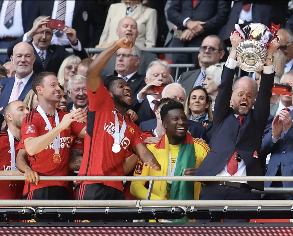 Ten Hag nâng cao danh hiệu FA Cup trong lễ trao giải. ẢNH: GETTY manchester-united-vo-dich-fa-cup.png