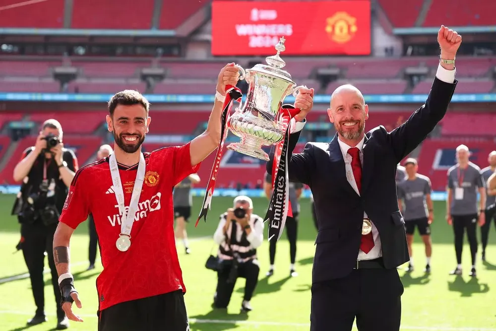 Ten Hag cùng đội trưởng Bruno Fernandes tươi cười cùng nâng cao danh hiệu FA Cup. ẢNH: GETTY Ten-hag-mu.jpg