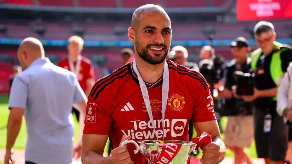 Sofyan Amrabat sung sướng với chiếc cúp FA giành được cùng MU. ẢNH: GETTY mu-sofyan-amrabat.jpg