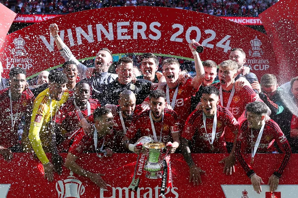 Chiếc cúp FA đã giải cứu mùa giải tệ hại của Manchester United. ẢNH: GETTY MU-VO-DICH-FA-CUP.jpg