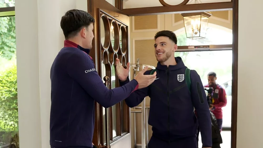 Harry Maguire chào đón Declan Rice hội quân cùng Tam sư chuẩn bị cho Euro 2024. ẢNH: GETTY anh-euro-2024-1.jpg