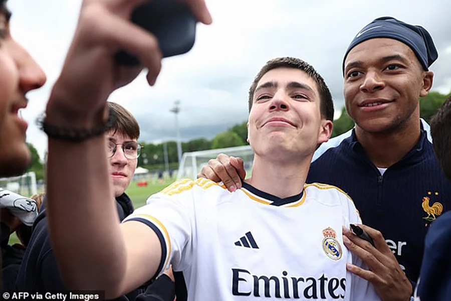 Mbappe chụp ảnh cùng fan Real Madrid. ẢNH: GETTY real-madrid-mbappe.jpg