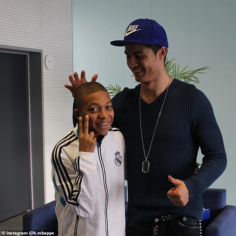 Mbappe đăng ảnh hồi nhỏ anh chụp cùng Ronaldo tại Real Madrid. ẢNH: INSTAGRAM MBAPPE ronaldo-mbappe.jpg