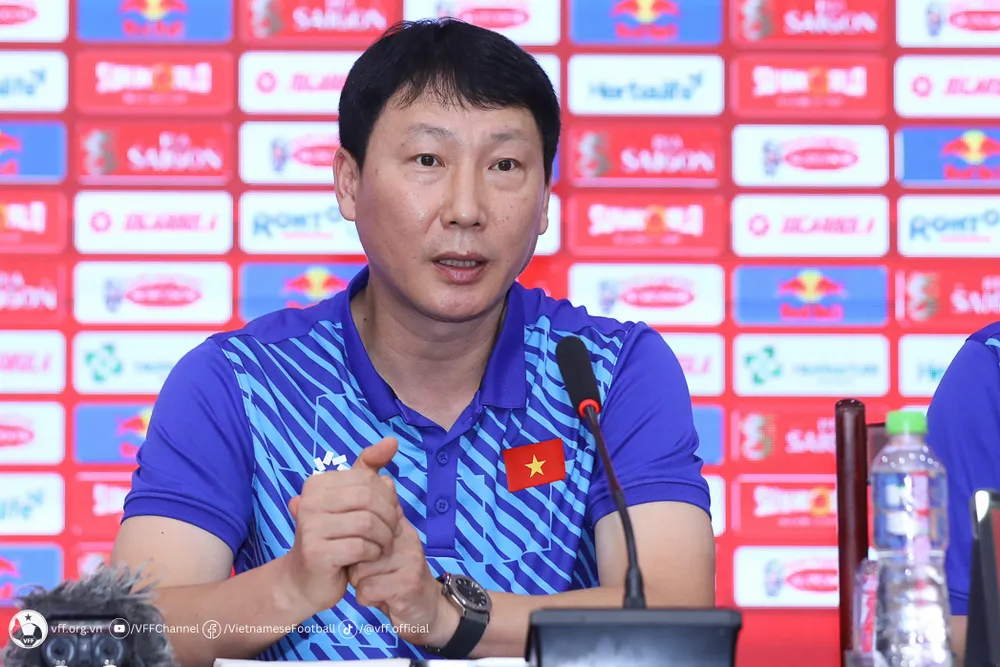 HLV Kim Sang-sik trong buổi họp báo trước trận đấu. ẢNH: VFF kim-sang-sik.jpeg