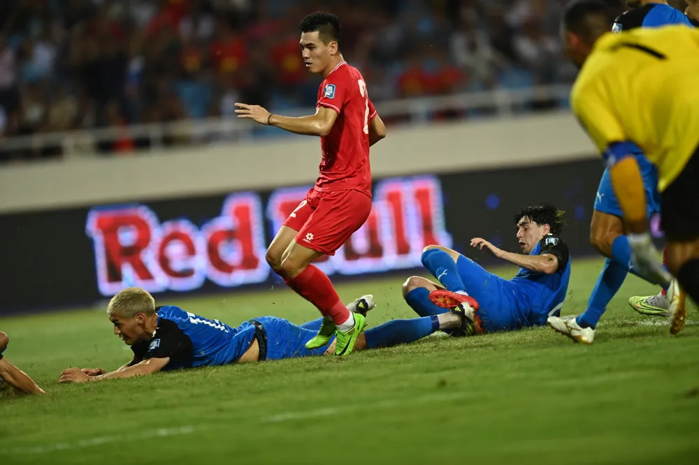... Tiến Linh đệm bóng cận thành ghi bàn gỡ hòa 1-1 cho Việt Nam. ẢNH: ANH THỊNH tien-linh.jpeg