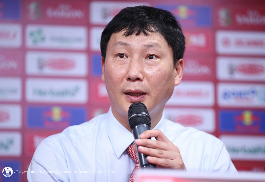 HLV Kim Sang-sik phát biểu trong buổi họp báo. ẢNH: VFF kim-sang-sik-viet-nam.jpeg