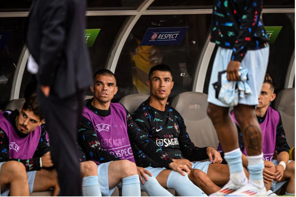 Ronaldo và Pepe phải ngồi dự bị trong trận thua của Bồ Đào Nha. Ảnh: GETTY ronaldo-bo-dao-nha.jpg