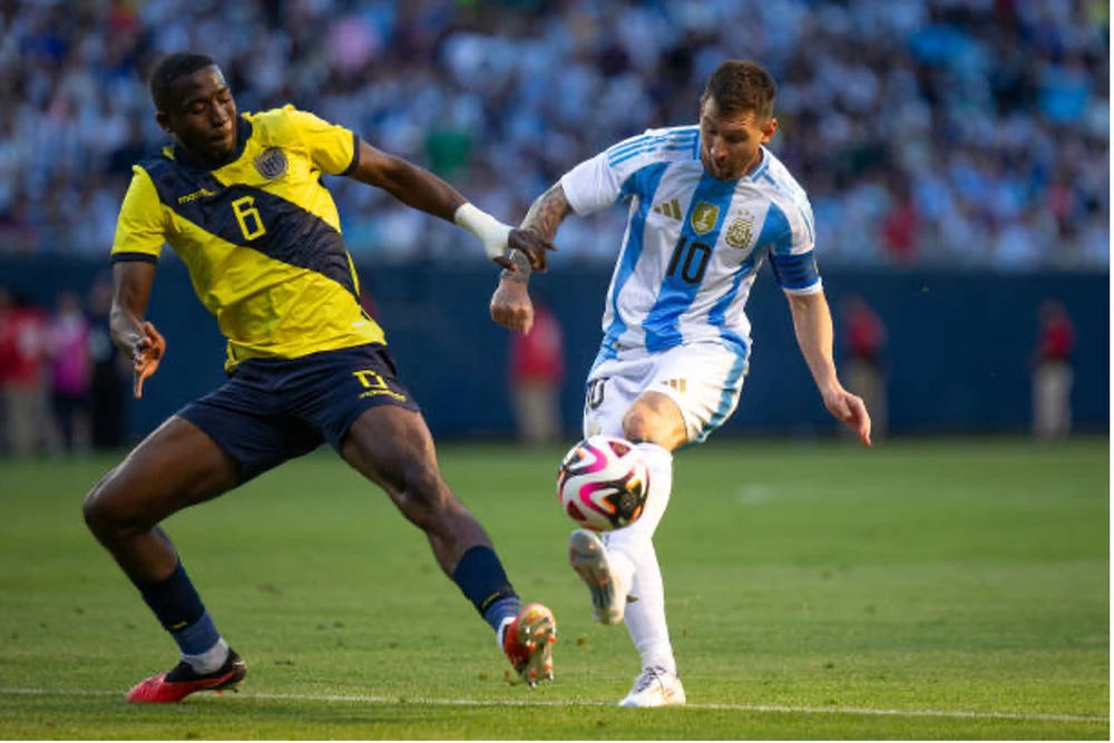 Ở tuổi 36, Messi ngồi dự bị và được tung vào sân ở hiệp 2. Ảnh: GETTY Messi ngồi dự bị