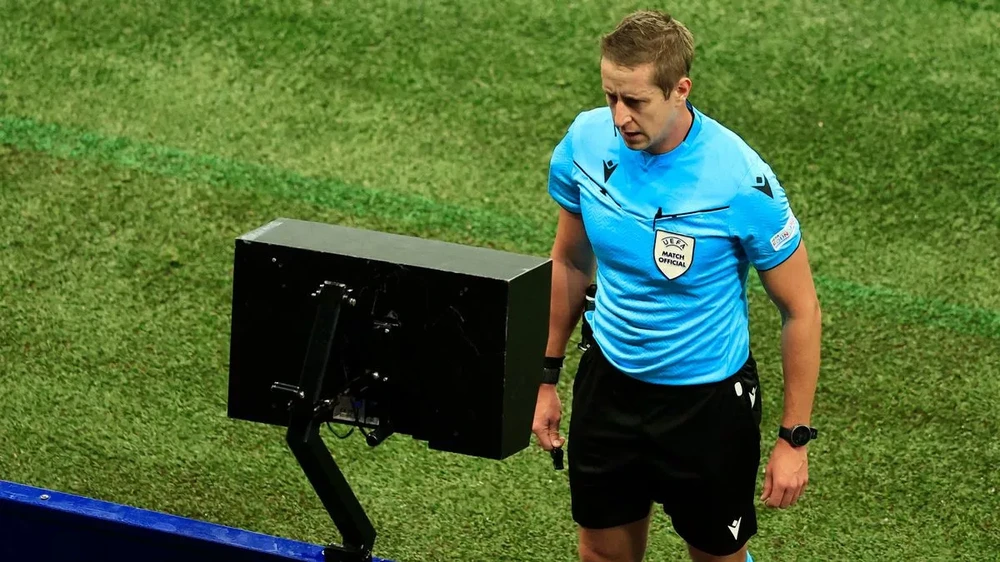 VAR tiếp tục được sử dụng tại UEFA Euro 2024. ẢNH: GETTY UEFA Euro 2024