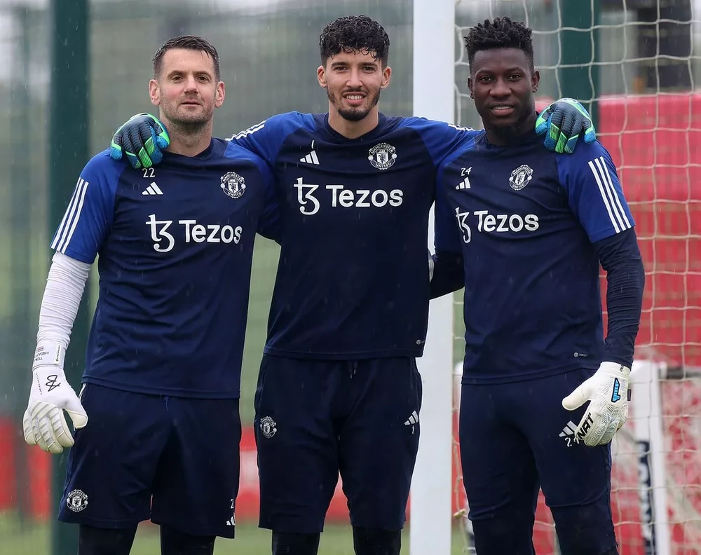 Tom Heaton (trái) đang là thủ môn số 3 của MU. ẢNH: GETTY tom-heaton-manchester-united.jpg