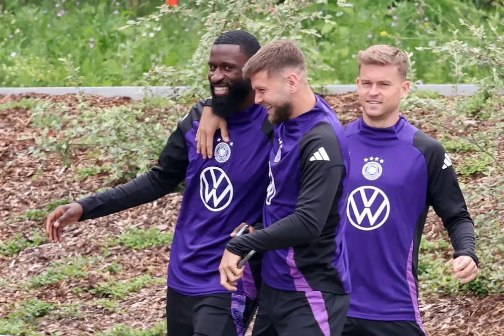 Rudiger và Fullkrug vui vẻ ôm nhau làm lành sau căng thẳng trên sân tập. ẢNH: GETTY euro-2024-doi-tuyen-duc.jpg