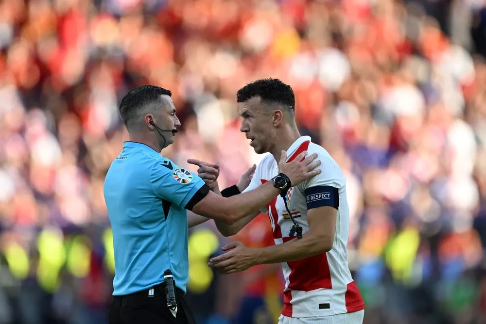 Ivan Perisic tranh cãi với trọng tài nhưng không thay đổi được gì. ẢNH: GETTY croatia-Perisic-euro-2024.jpg
