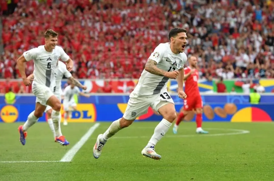 Erik Janza mang về bàn gỡ hòa 1-1 quý như vàng cho Slovenia. Ảnh: Reuters IMG_9092.jpeg