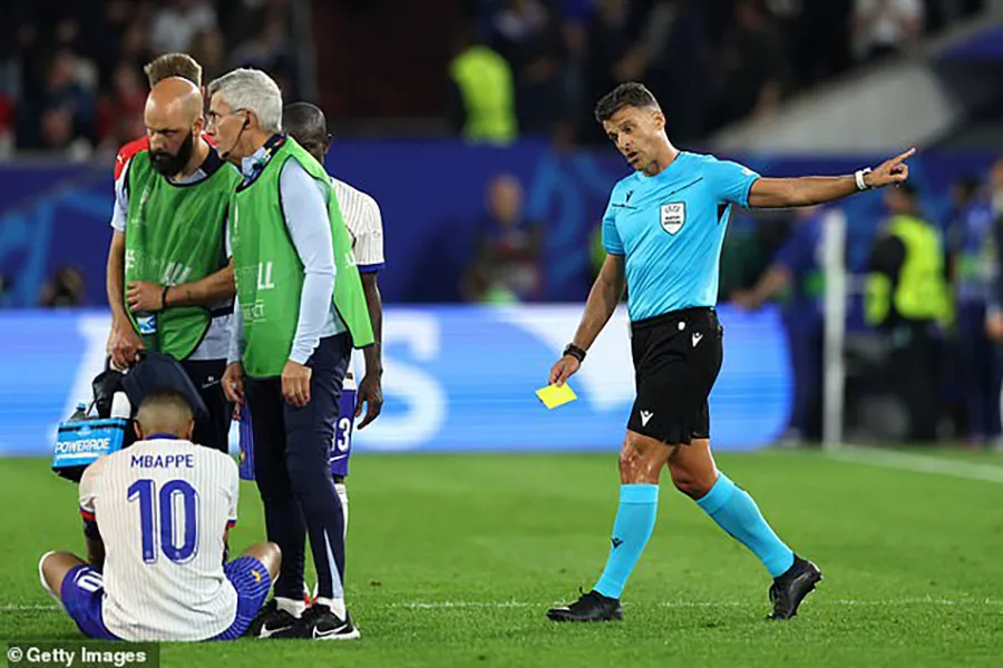 Mbappe bị trọng tài phạt thẻ vàng. ẢNH: GETTY doi-tuyen-phap-mbappe.jpg