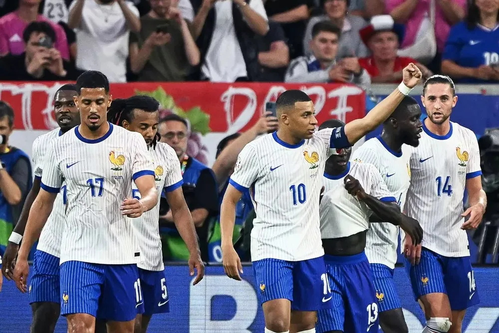 Mbappe ăn mừng bàn thắng mở tỉ số của đội tuyển Pháp cùng các đồng đội. ẢNH: GETTY euro-2024-kylian-mbappe.jpeg