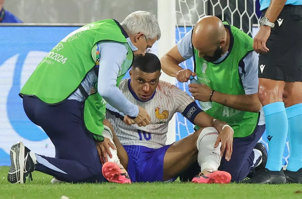 Mbappe bị gãy mũi và được đưa đến bệnh viện phẫu thuật. ẢNH: GETTY mbappe-bi-gay-mui.jpg