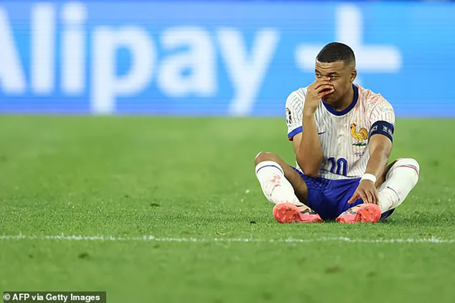 Mbappe ngồi xuống và máu tuôn xối xả. ẢNH: GETTY mbappe-doi-tuyen-phap.jpg