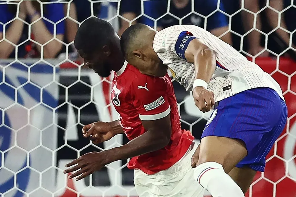 Mbappe khiến cả nước Pháp lo lắng sau pha bóng này. ẢNH: GETTY mbappe-doi-tuyen-phap-euro-2024.jpeg