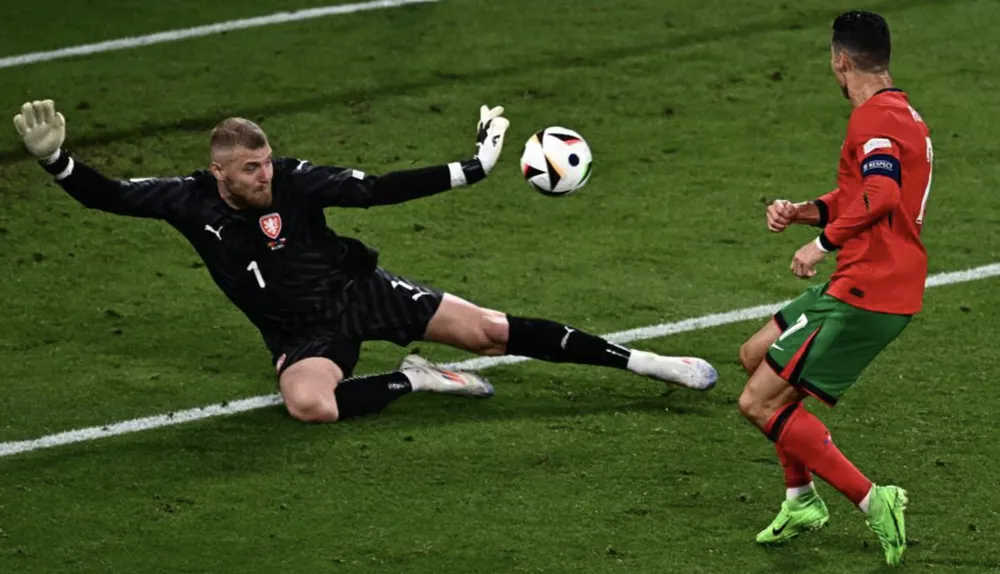 Stanek chơi xuất thần cứu nhiều bàn thua cho Czech, trong đó có pha đối mặt này với Ronaldo. ẢNH: GETTY euro-2024-cristiano-ronaldo.png