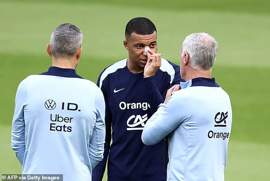 Mbappe trò chuyện với HLV Deschamps trên sân tập. ẢNH: GETTY euro-2024-kylian-mbappe.jpg