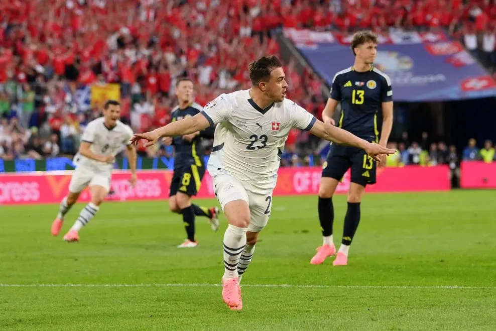 Xherdan Shaqiri lập siêu phẩm giúp tuyển Thụy Sĩ rộng cửa đi tiếp vào vòng 1/8. Ảnh: Reuters IMG_9132.jpeg