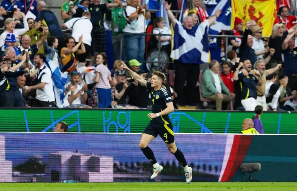 Scott McTominay giúp Scotland vươn lên dẫn trước bằng bàn thắng có chút may mắn. Ảnh: Reuters IMG_9133.jpeg