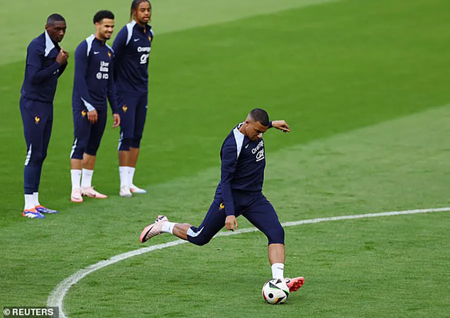 Chùm ảnh Mbappe trở lại tập luyện vui vẻ với chiếc mũi bị gãy được băng bó. ẢNH: AP, REUTERS tuyen-phap-mbappe.jpg