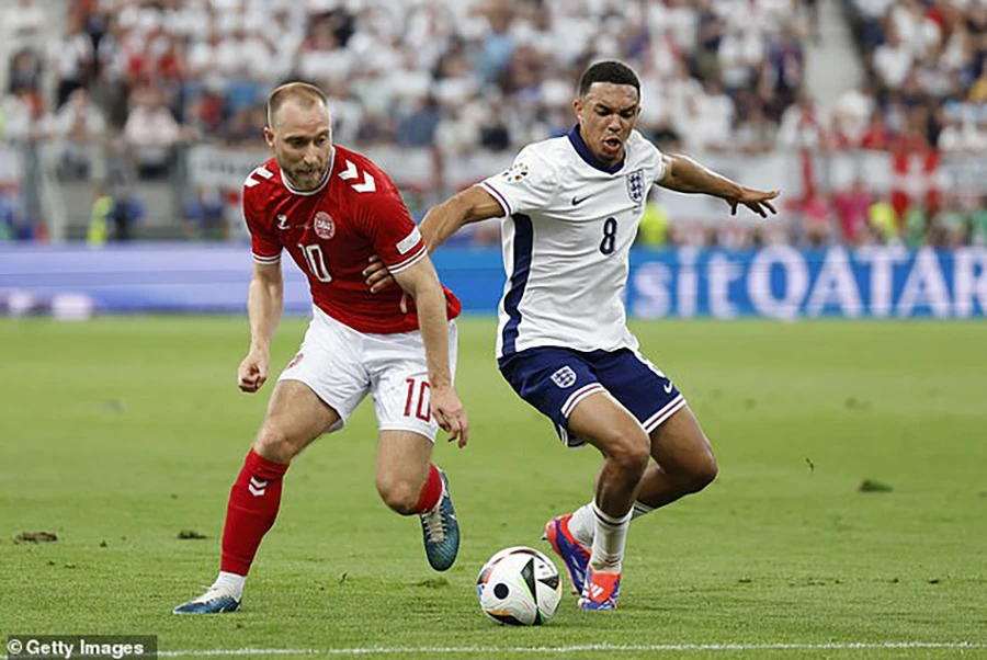 Alexander-Arnold trông rất khổ sở ở vị trí tiền vệ trung tâm. ẢNH: GETTY alexander-arnold-euro-2024.jpg