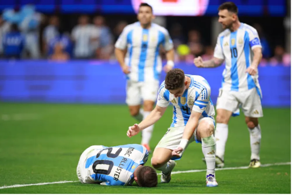 Alvarez ăn mừng cùng Mac Allister sau bàn mở tỉ số. Ảnh: GETTY copa-ameria-argentina.jpg