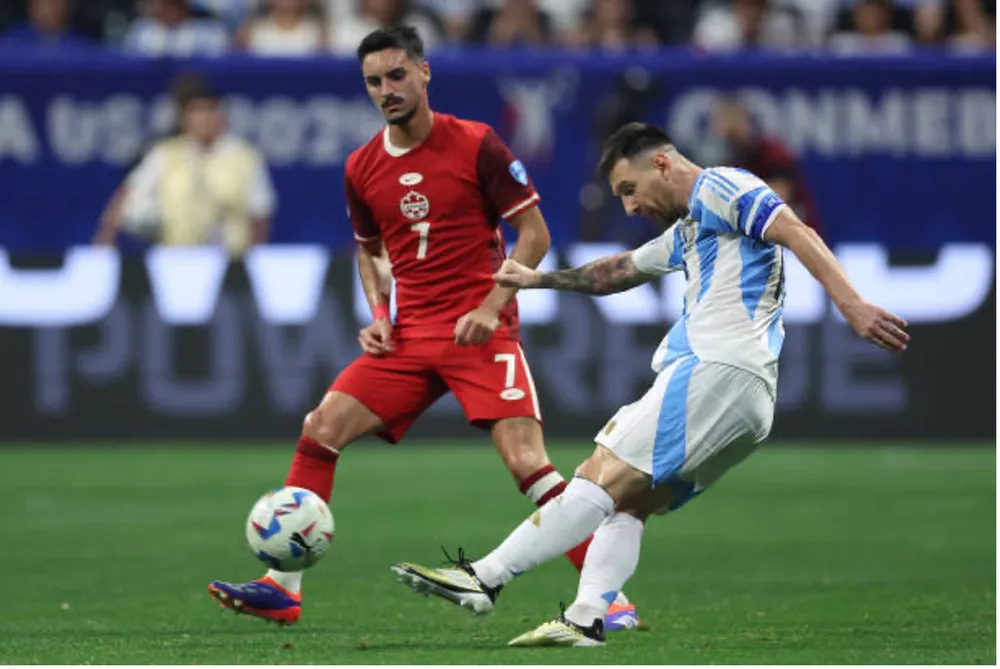 Messi kiến tạo 1 bàn trong trận Argentina đánh bại Canada 2-0. Ảnh: GETTY Messi kiến tạo