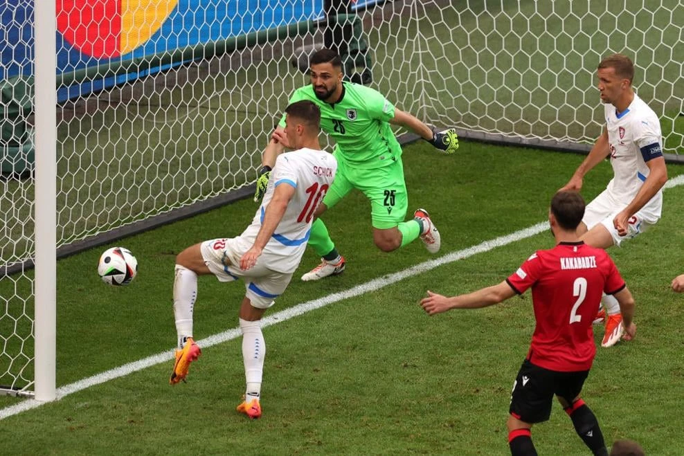 Bàn thắng của Patrik Schick trong màn đôi công mãn nhãn giúp Czech níu kéo hi vọng ở lượt trận thứ ba. Ảnh: Reuters Đôi công mãn nhãn