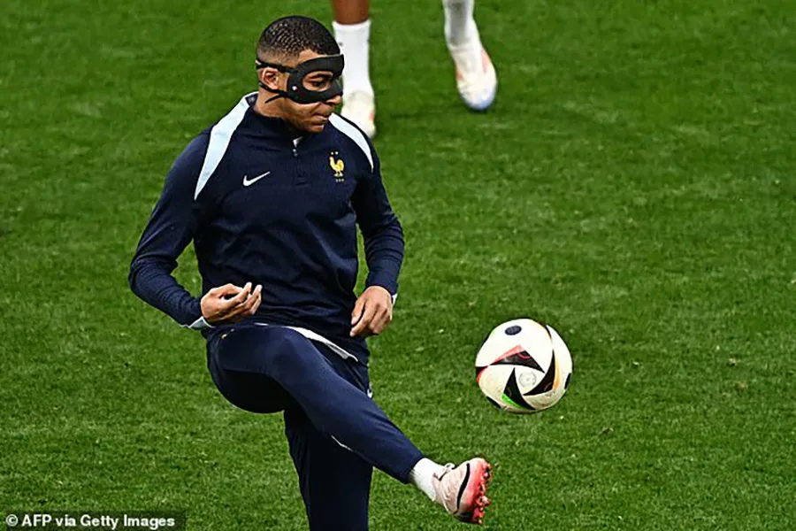 Mbappe đeo mặt nạ tập luyện cùng tuyển Pháp sau khi anh bị gãy mũi. ẢNH: GETTY Mbappe lên tiếng đòi nợ